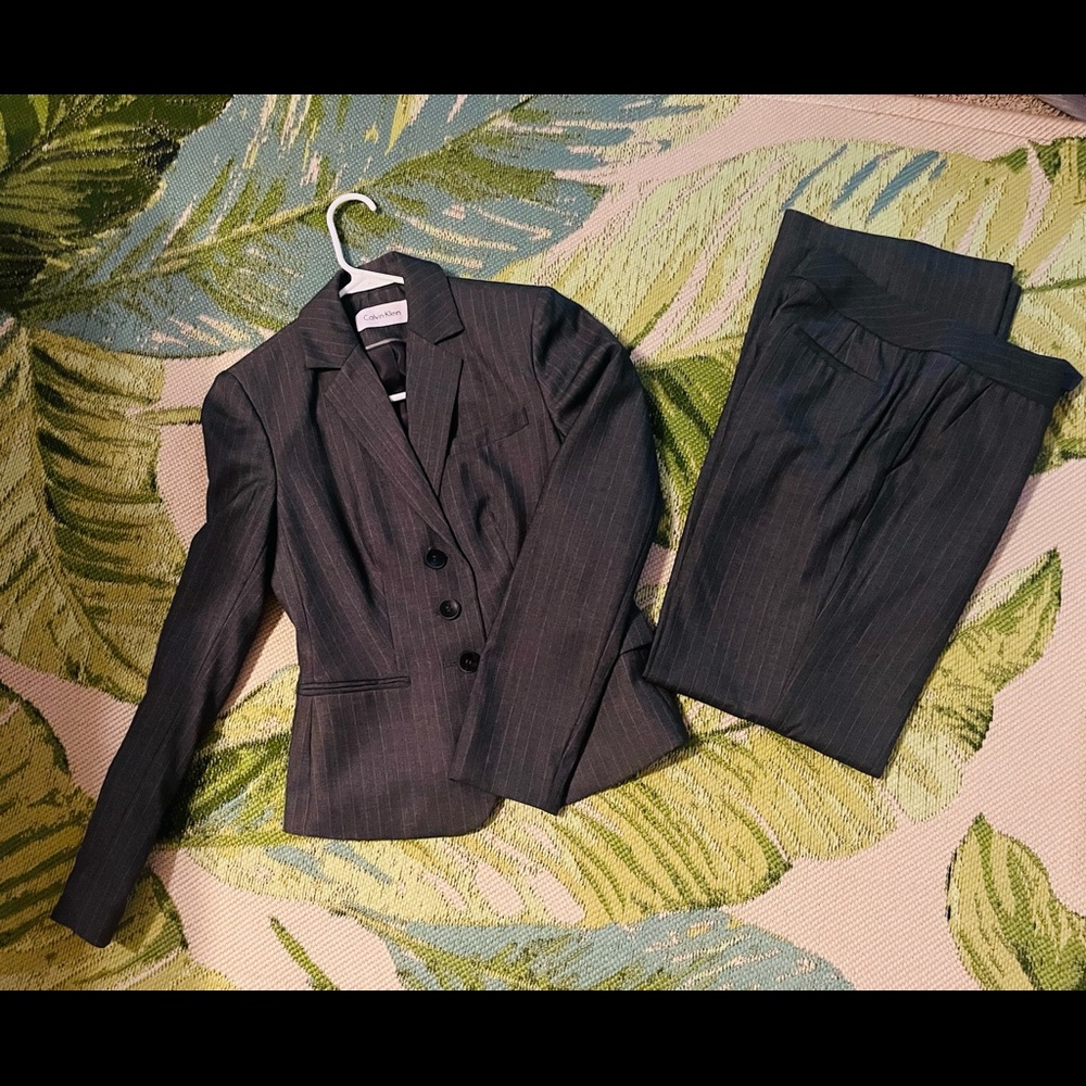 Classic suit worn1x. Too long for shorty 😩 pants/blazer=$75 🧑🏻‍💼👩🏻‍💼